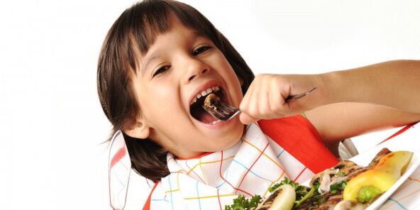 copilul mănâncă legume pe o dietă cu pancreatită